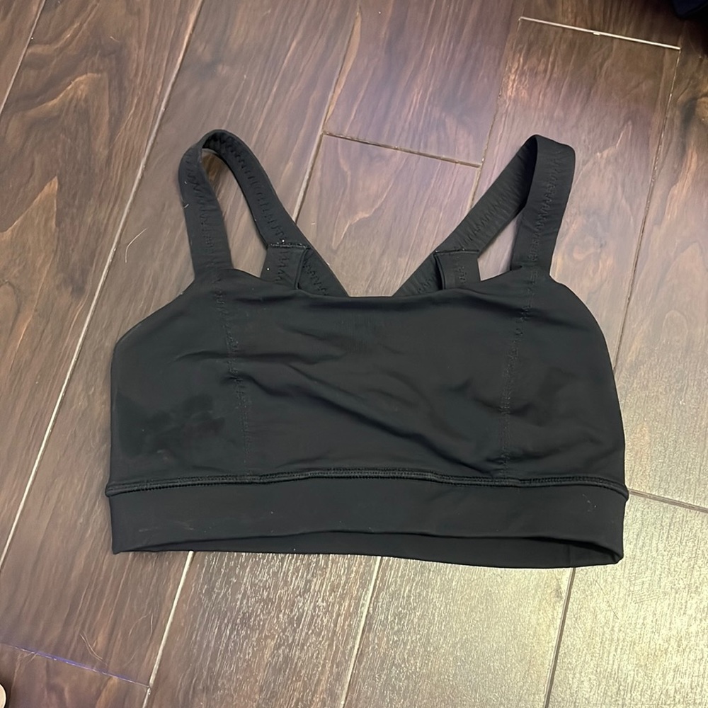 Lululemon sports bra! Size 4. Slightly worn but still in good condition:)